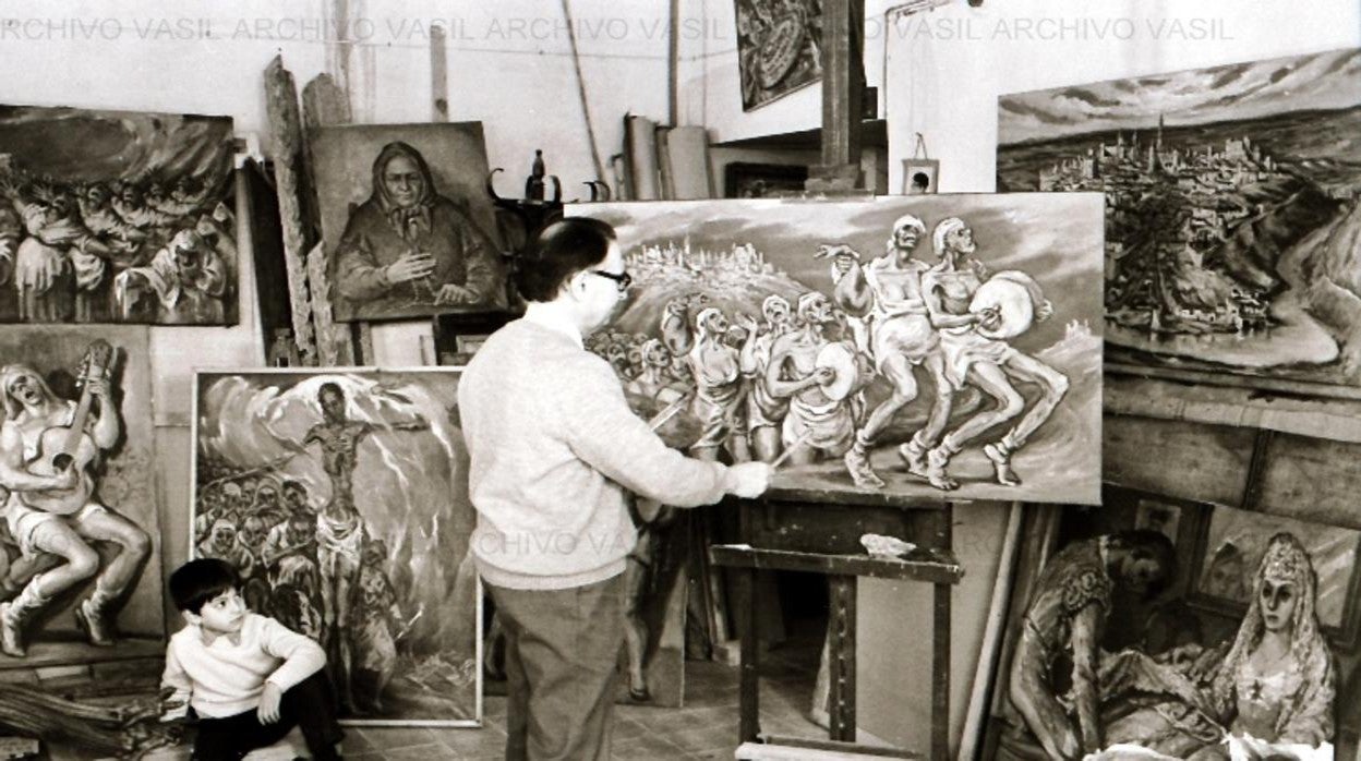 El pintor junto a su nieto en su estudio toledano. 1973