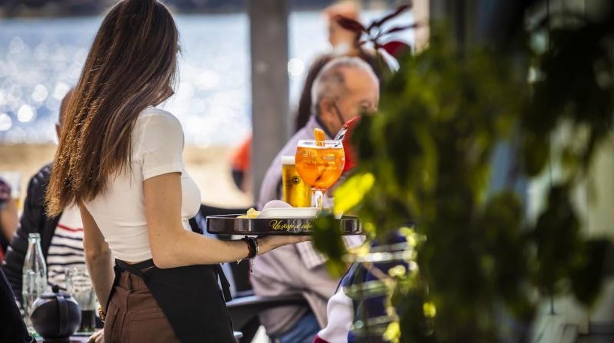 Una camarera extranjera en una terraza de una cafetería de Torrevieja