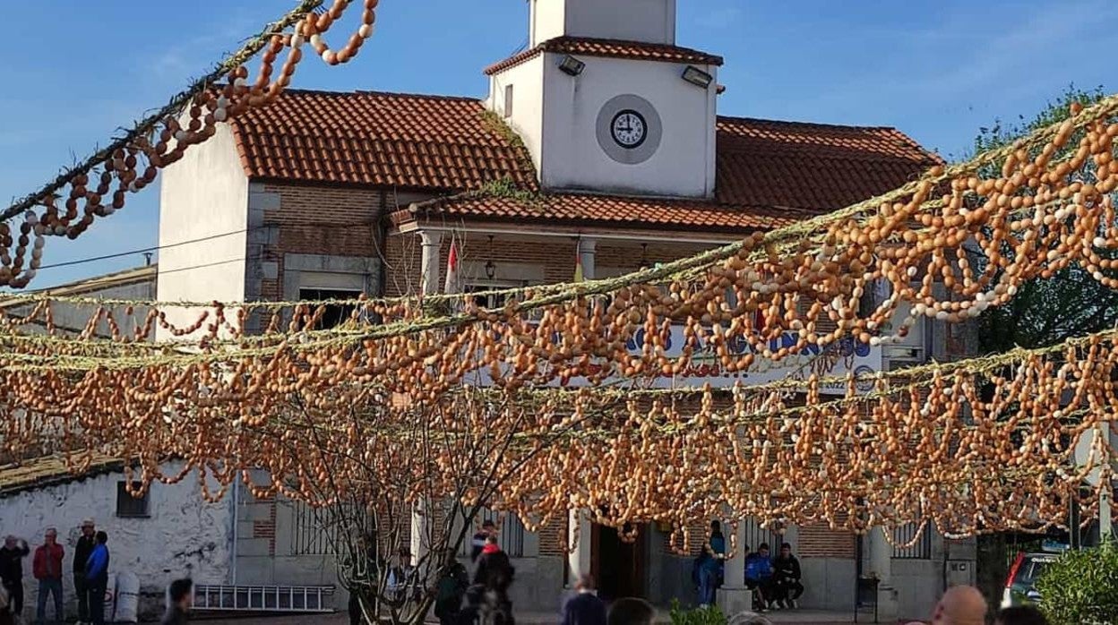 Vista de la plaza con los huevos enristrados y colocados en trenzas de centeno