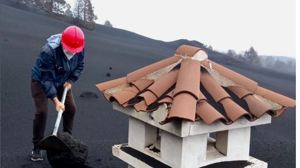 Desenterrando de una de las casas más cercanas al volcán