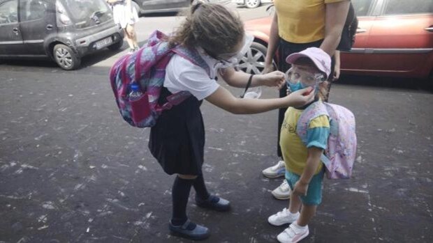 Los niños canarios, con mascarilla al colegio y a la espera