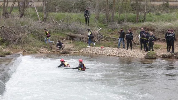 Policía y bomberos buscan durante horas a un hombre en el río Torío a su paso por Puente Castro (León)