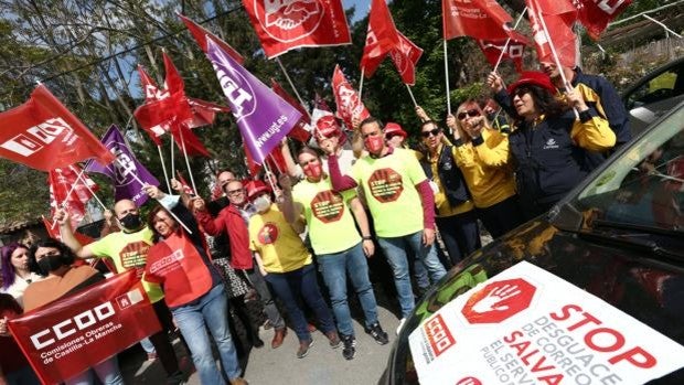 UGT y CCOO realizan en Toledo una «rodada postal» para pedir el fin del «desguace» de Correos