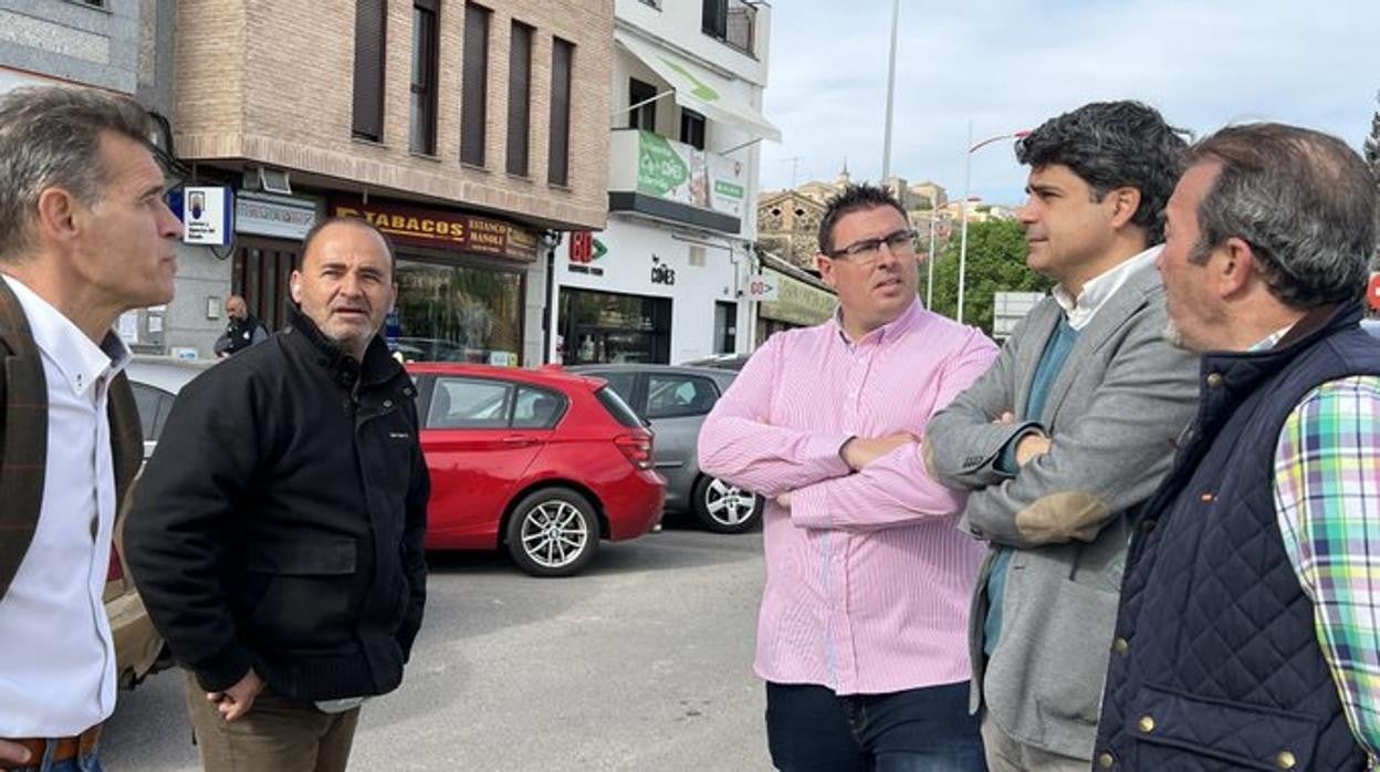 El portavoz 'popular', Juan José Alcalde, tras visitar, junto con el viceportavoz, José López Gamarra, varios comercios del barrio de Santa Bárbara, entre ellos, el estanco del Paseo de la Rosa que sufrió un atraco hace unos días