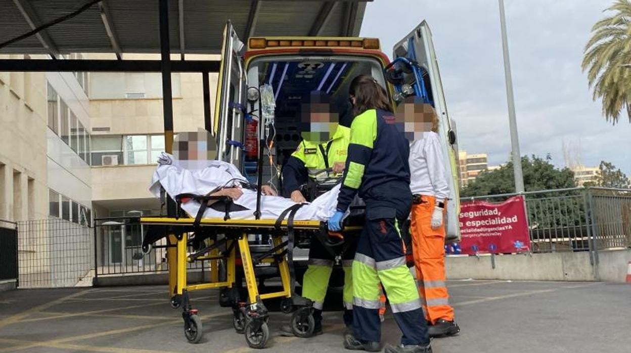 Imagen de archivo del traslado de un paciente en una ambulancia del SAMU en Alicante