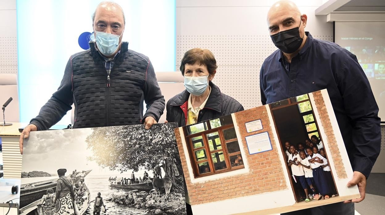 El editor gráfico de Ical, Eduardo Margareto (D); el presidente de Proyecto Rubare, Tomás Martínez (I); y la hermana de San José, Presentación López (C) presentan ‘Héroes en el Congo’