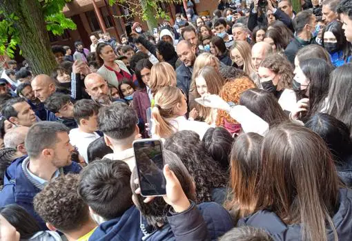 La Princesa Leonor rodeada de estudiantes durante su visita
