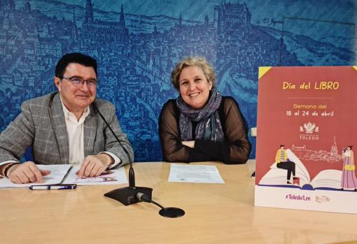 Teo García junto a la secretaria de la Asociación de Libreros de Toledo, Elvira Rivero