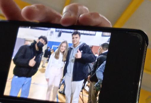 La Princesa saludó a decenas de alumnos con los que se hizo selfies y una posterior foto de grupo