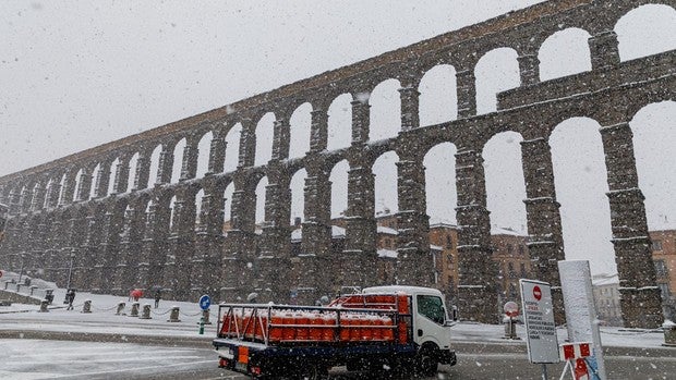 Reabren al tráfico las autopistas que unen Castilla y León con Madrid tras varias horas cortadas por la nieve