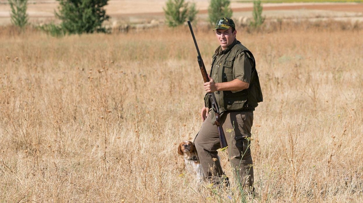 Un cazador en Entrala (Zamora) en temporada de media veda