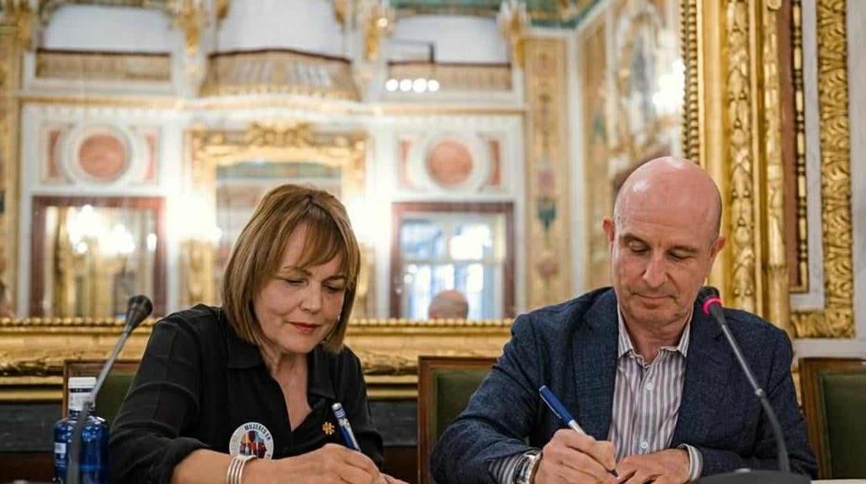 María José San Román y Antonio Mateos en la firma del acuerdo