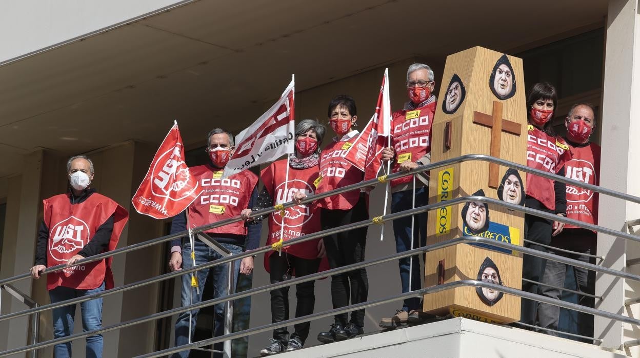 Delegados de CCOO y UGT se encierran en el edificio de Correos de León bajo el lema ‘Salvemos Correos’