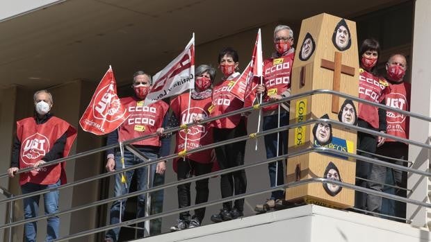 Sindicalistas se encierran en los edificios de Correos en León y Salamanca para protestar por sus políticas