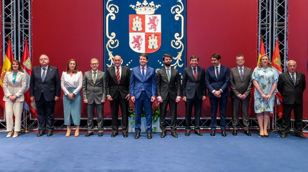 Primera foto de familia del nueco Ejecutivo regional tras jurar sus cargos los consejeros