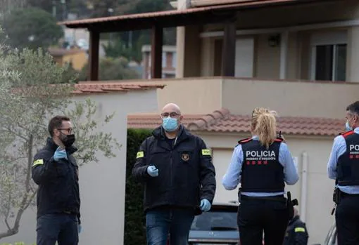 La policía científica de los Mossos d'Esquadra enfrente de la casa de los Protosenya