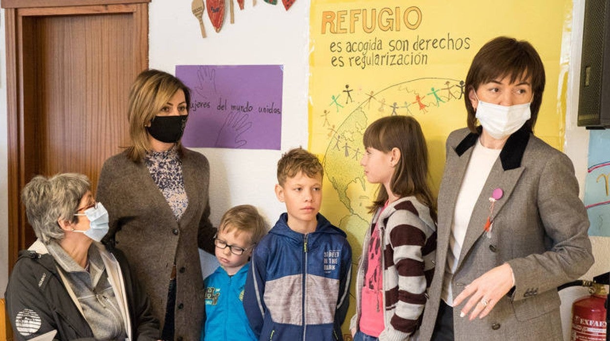 Una de familia ucraniana posa en uno de los albergues habilitados para acogerles en la localidad guipuzcoana de Oñate