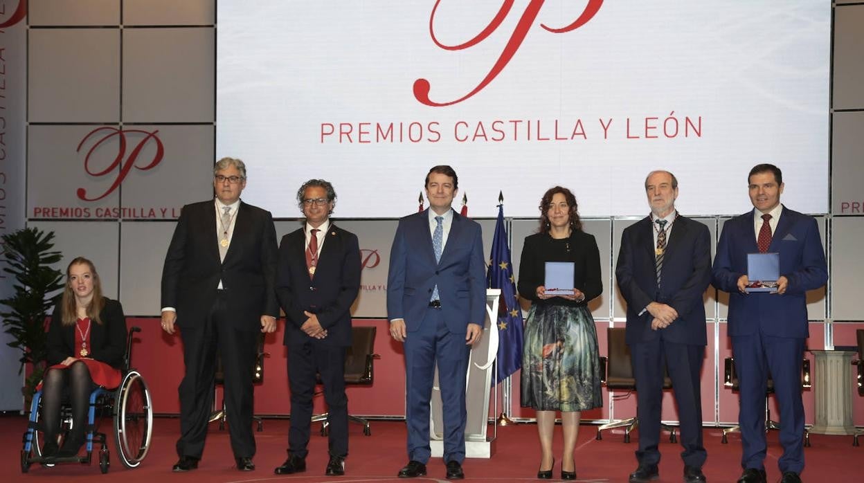 Mañueco, con los seis galardonados con los Premios Castilla y León