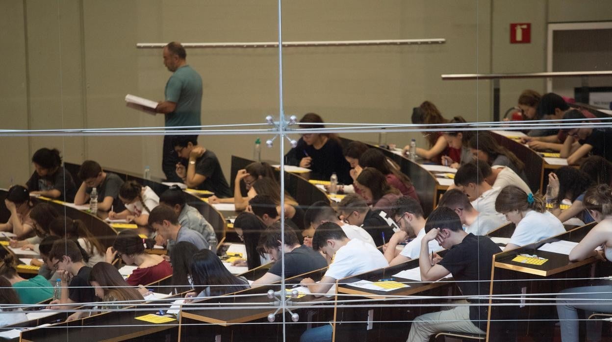 Universitarios realizan las pruebas de Selectividad en la Universidad Pompeu Fabra