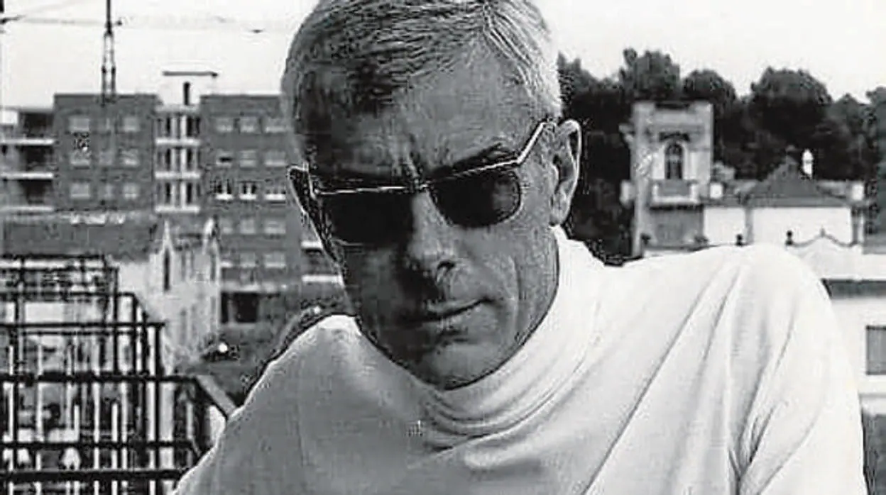 Gabriel Ferrater, fotografiado con sus insperables gafas oscuras