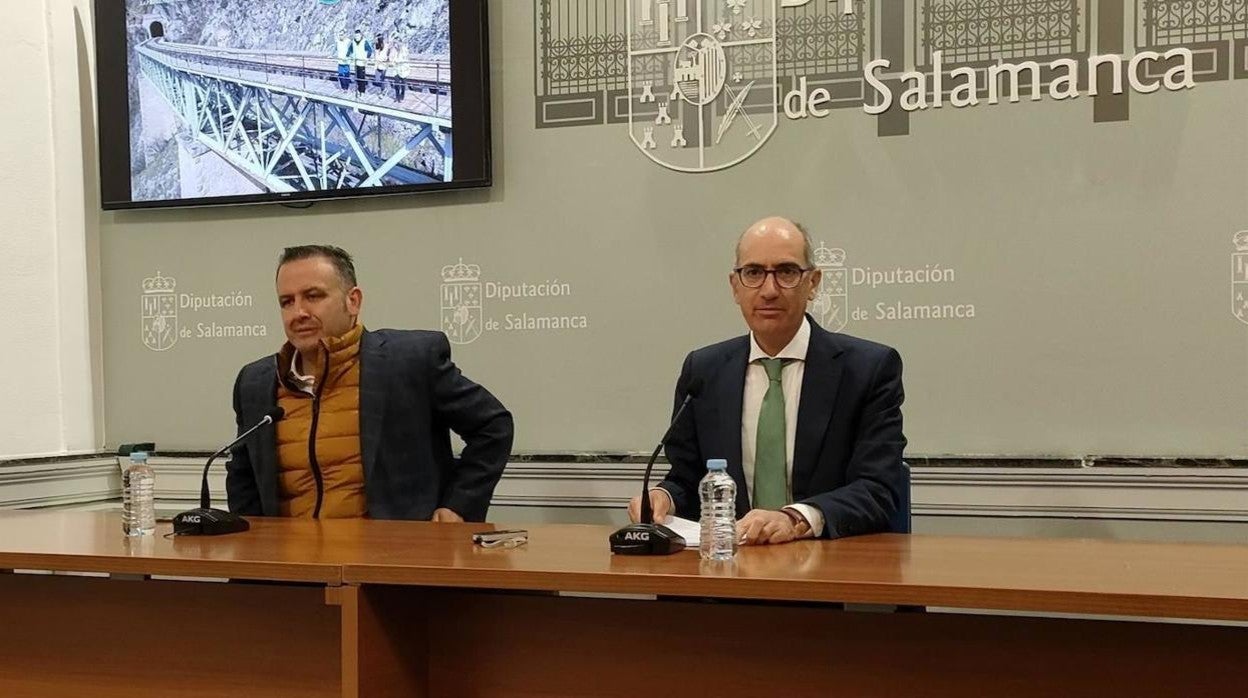 El Presidente De La Diputación De Salamanca, Javier Iglesias (D), junto al diputado De Turismo, Javier García Hidalgo (I)