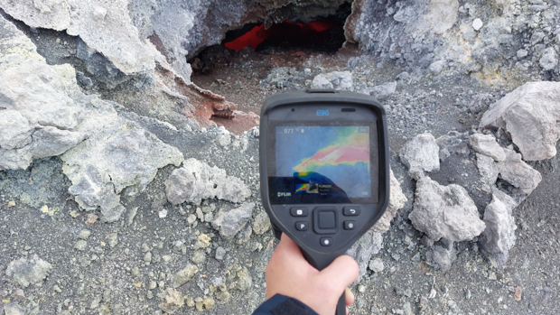 Un volcán que sigue vivo: 977 grados 7 meses después