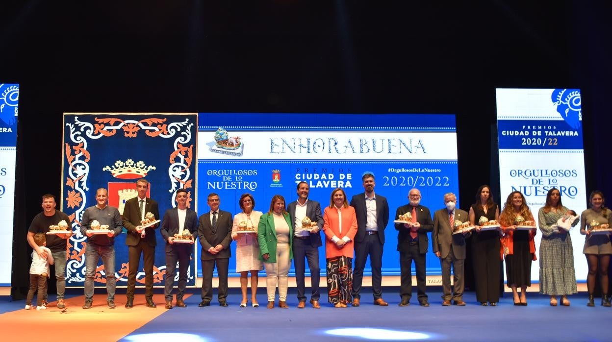 Todos los galardonados posan con su premio 'Ciudad de Talavera'