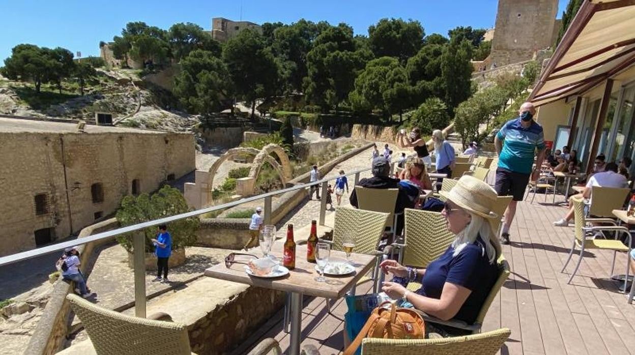 Imagen de un grupo de turistas junto al castillo de Santa Bárbara en Alicante