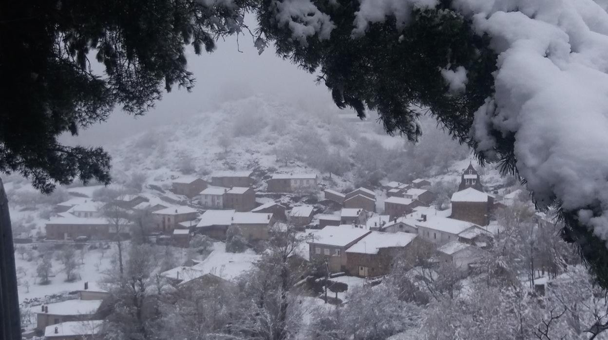 Nieve en un pueblo del Valle de Valdetuejar (León)