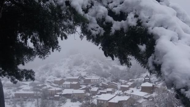 Voluntarios trabajan toda la noche para despejar de nieve varios pueblos del valle de Valdetuejar