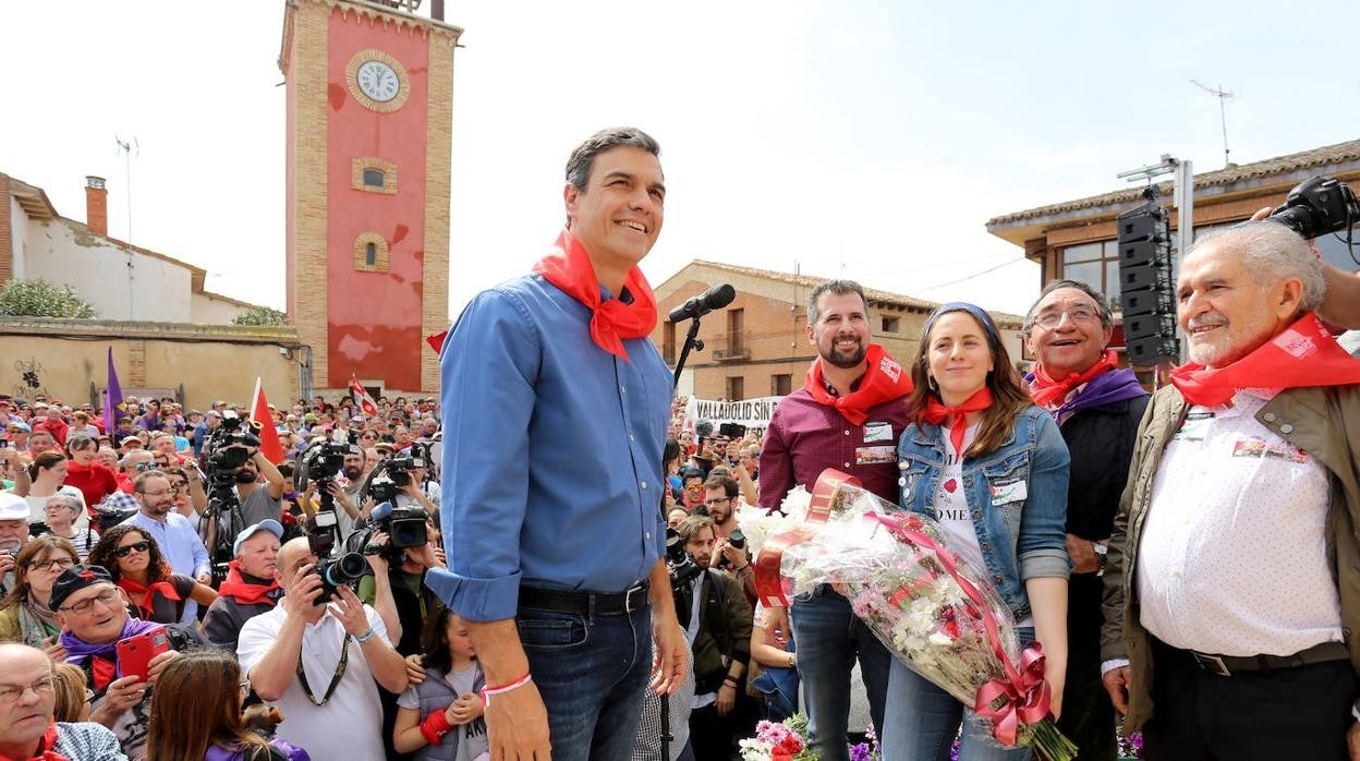 El secretario general del PSOE, Pedro Sánchez, participa en 2018 en la celebración del Día de la Comunidad