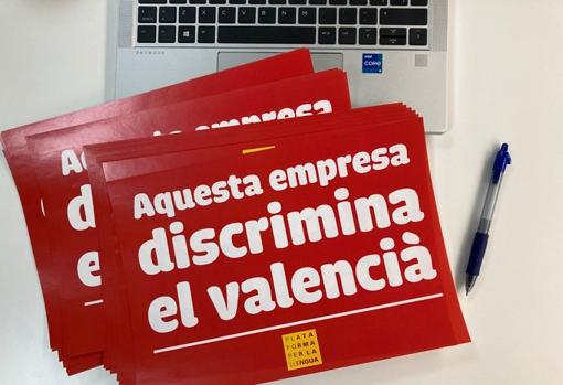 Adhesivos repartía la autodenominada «ONG del catalán» para señalar comercios que no utilizaban el valenciano