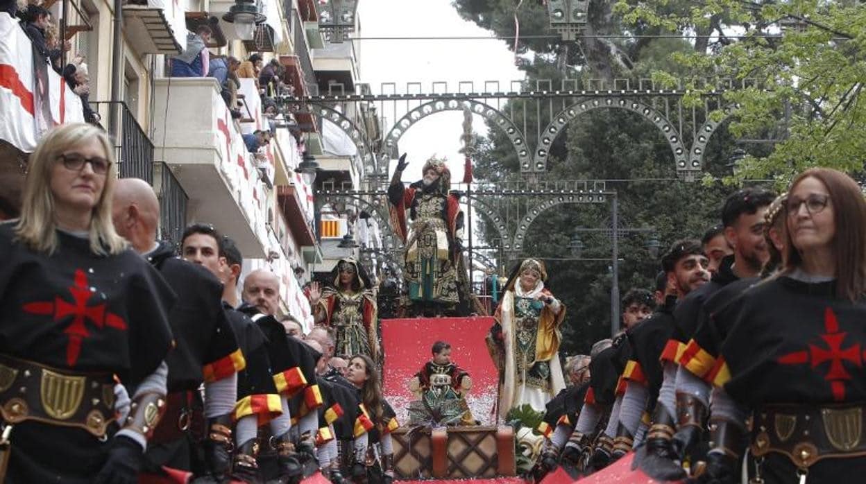 Imagen de una Entrada de la Filá Cordón que ostenta la capitanía mora en las fiestas de Moros y Cristianos de Alcoy