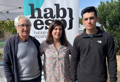 El joven estudiante, junto a su padre, Carlos Costa, y la presidenta de Hablamos Español, Gloria Lago