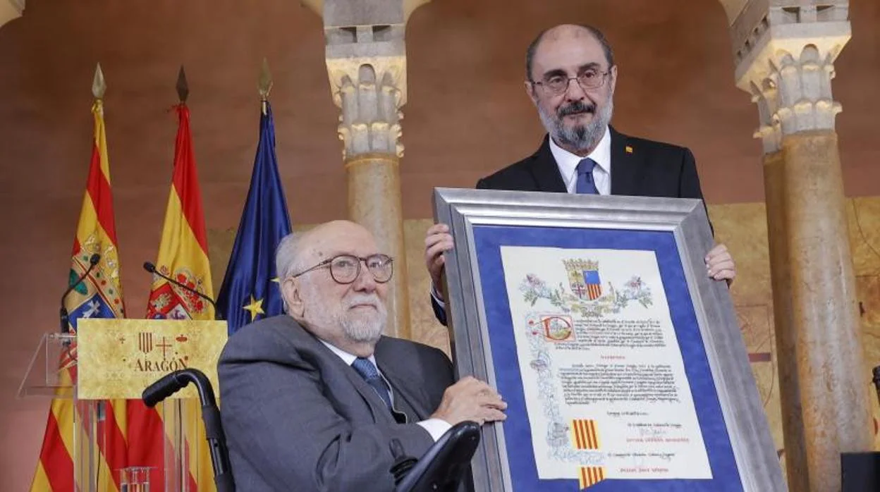 El presidente de Aragón, Javier Lambán, junto al economista Eloy Fernández Clemente, uno de los galardonados en el Día de Aragón de 2022