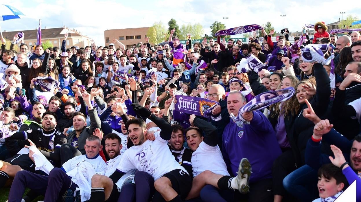 Los jugadores celebran con la afición el título de Liga y el ascenso a Segunda RFEF