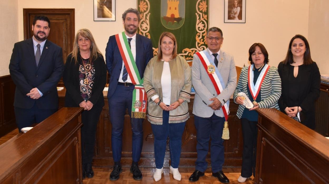 La alcaldesa con representantes de la sciudades hermandas de Talavera de la Reyna (Perú) y Faenza (Italia)