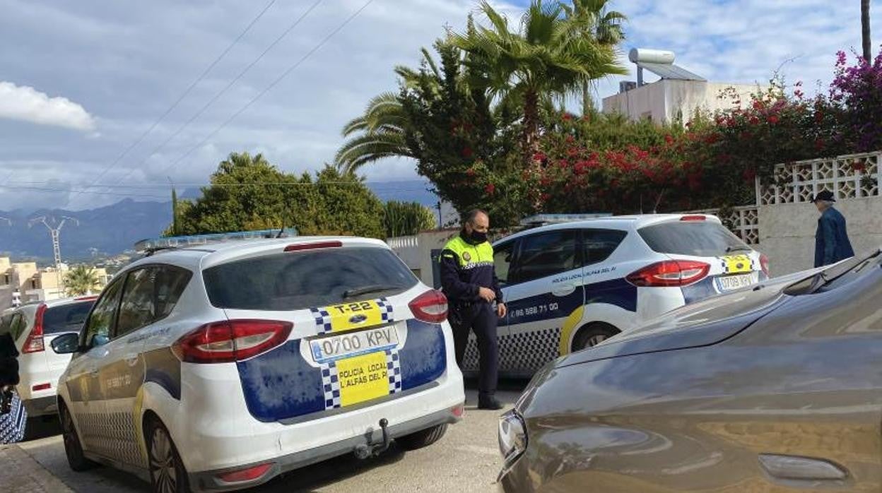 Imagen de archivo de varias patrullas de la Policía Local en Alicante