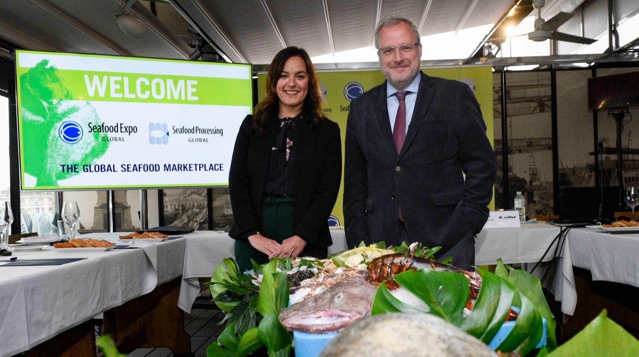 Liz Plizga, vicepresidenta del Grupo Diversified Communications, organizador de Seafoof, y Constantí Serrallonga, director general de Fira de Barcelona