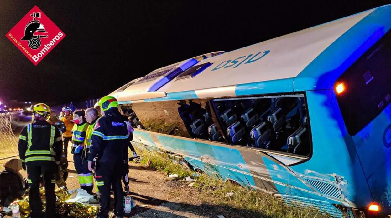 Imagen del autobús volcado en la A-7 a su paso por la localidad alicantina de Granja de Rocamora