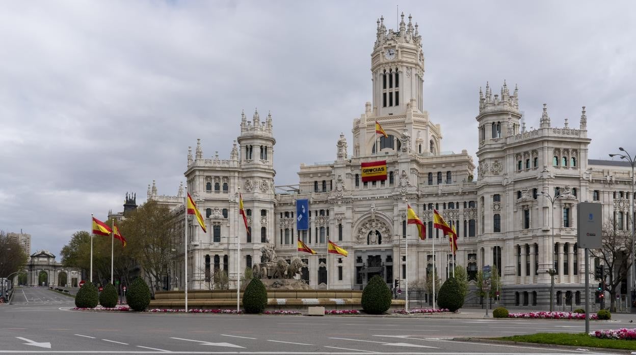 El Palacio de Cibeles, sede del ayuntamiento madrileño, durante el estado de alarma