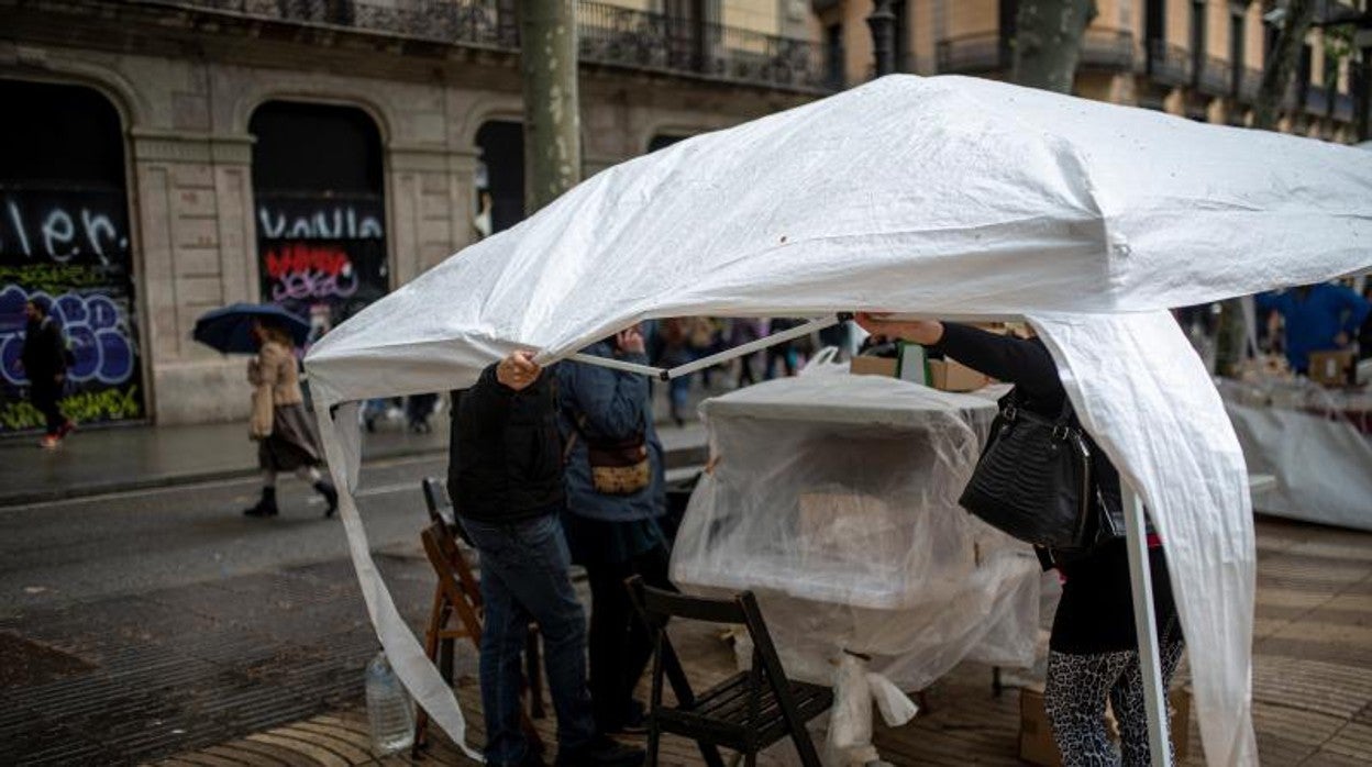 Un paradista, intentando proteger su puesto durante el temporal