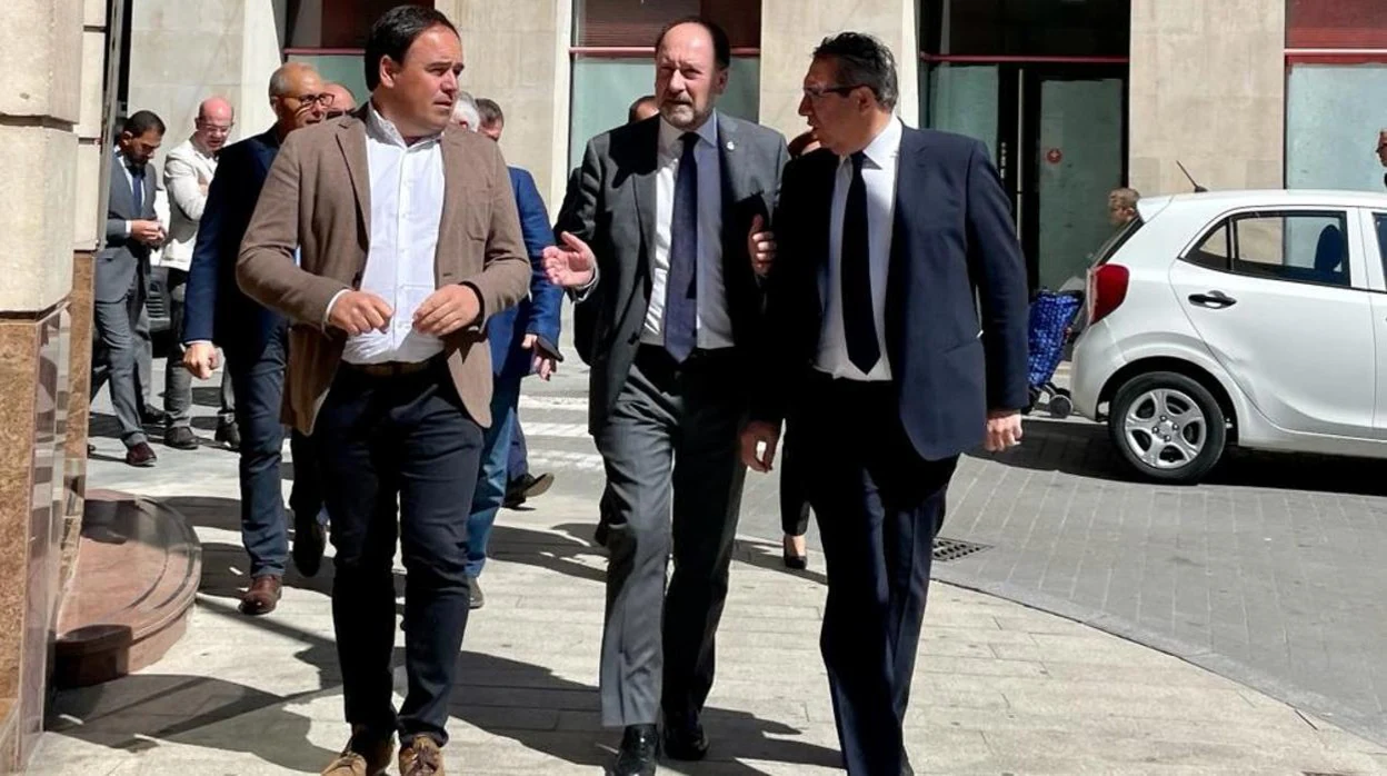 Emilio Bascuñana llega al pleno acompañado por Juanfran Pérez y Toni Pérez