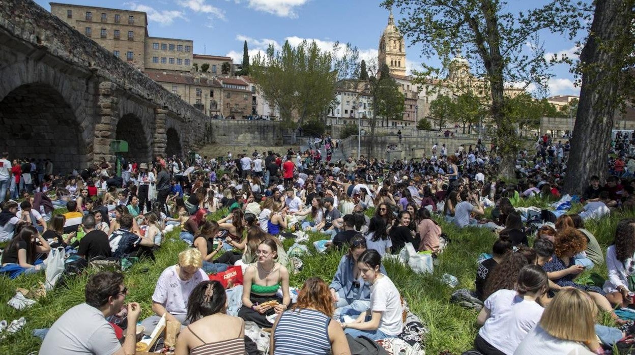 Los salmantinos salen al campo en la celebración de la tradicional fiesta del Lunes de Aguas con la merienda típica del hornazo