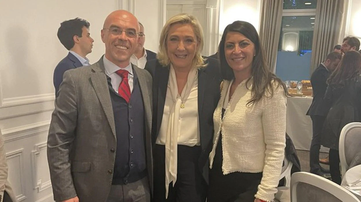 Jorge Buxadé, junto a Macarena Olona y Marine Le Pen este domingo