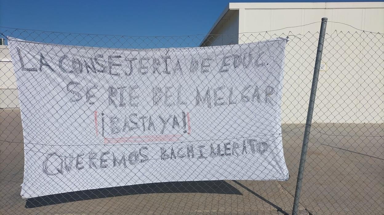 Pancarta colocada por la AMPA en el centro donde se manifestarán este martes