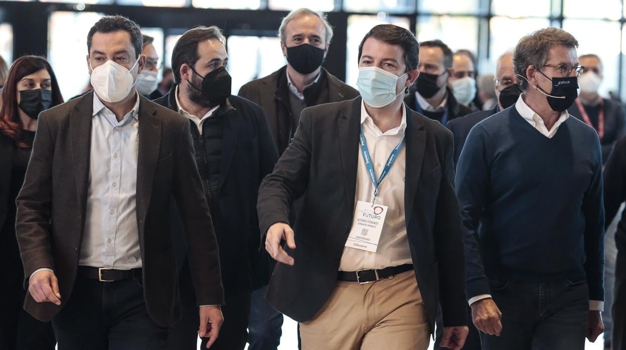 Juanma Moreno, Fernández Mañueco y Feijóo, durante el congreso celebrado en Sevilla