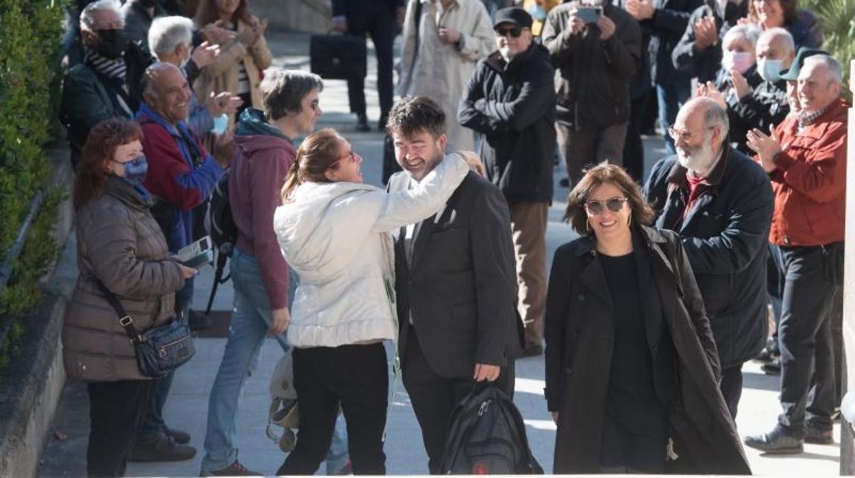 Una mujer abraza al exedil de Carmena, Carlos Sánchez Mato, a su entrada a la Audiencia Provincial;y la exedil Celia Mayer, a la derecha