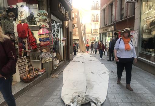 El toldo sobre la calle Comercio, entre turistas