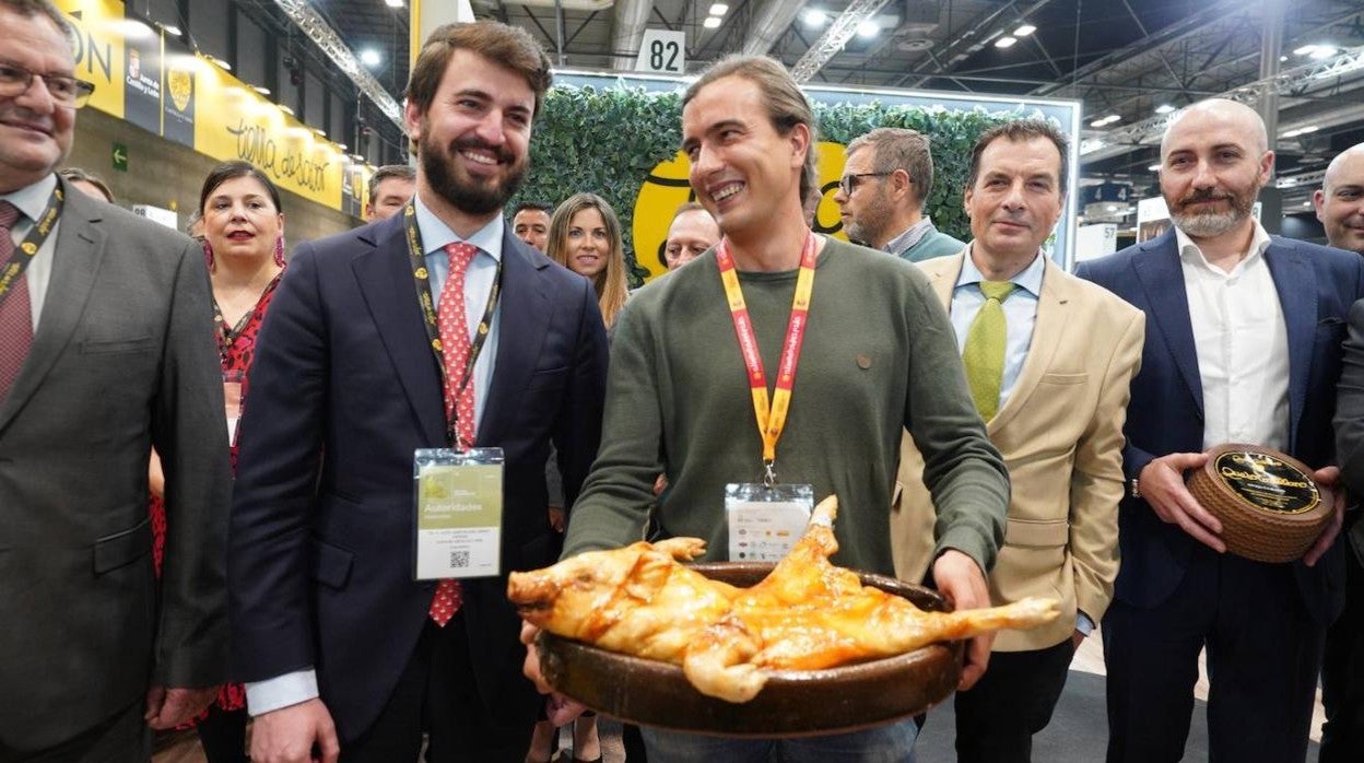 El vicepresidente de la Junta de Castilla y León, Juan García-Gallardo, visita el expositor de Tierra de Sabor en la XXXV edición de Salón Gourmets